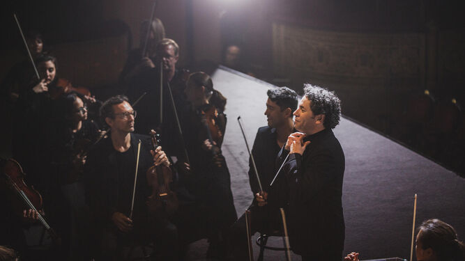 Gustavo Dudamel y la Mahler Chamber Orchestra, en el Teatro del Liceo de Barcelona, durante la grabación de 'Symphony'.