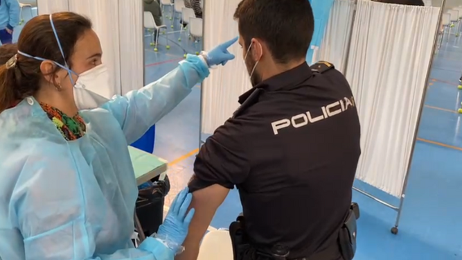 Primeras bajas en la Policía Nacional en Sevilla por reacciones a la vacuna del Covid