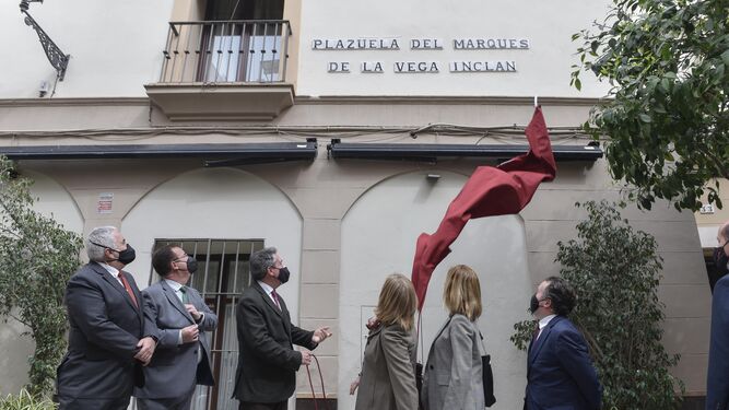 El alcalde, Juan Espadas, descorre  el rótulo en honor al marqués de la Vega-Inclán.