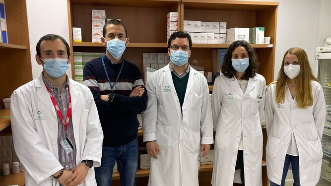 El equipo de profesionales del servicio de Farmacia implicados en el  estudio.