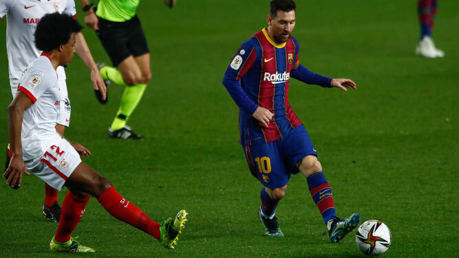Jules Koundé trata de cerrarle el paso a Lionel Messi.
