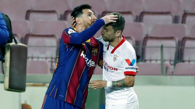 Messi y Papu se saludan amigablemente al término del partido.