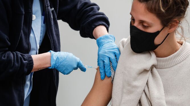 Una joven se vacuna en San Sebastián