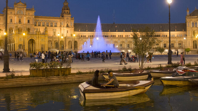 La fuente de la Plaza de España será iluminada el 8 de marzo de color violeta por el Día de la Mujer.