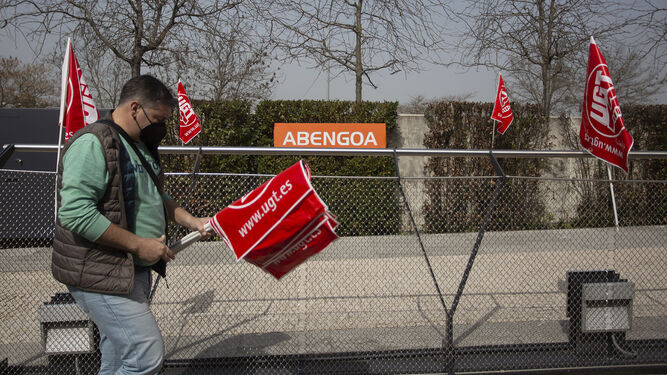 Un sindicalista, en la protesta de esta semana de la plantilla de Abengoa en defensa del empleo del grupo, que está en concurso de acreedores.