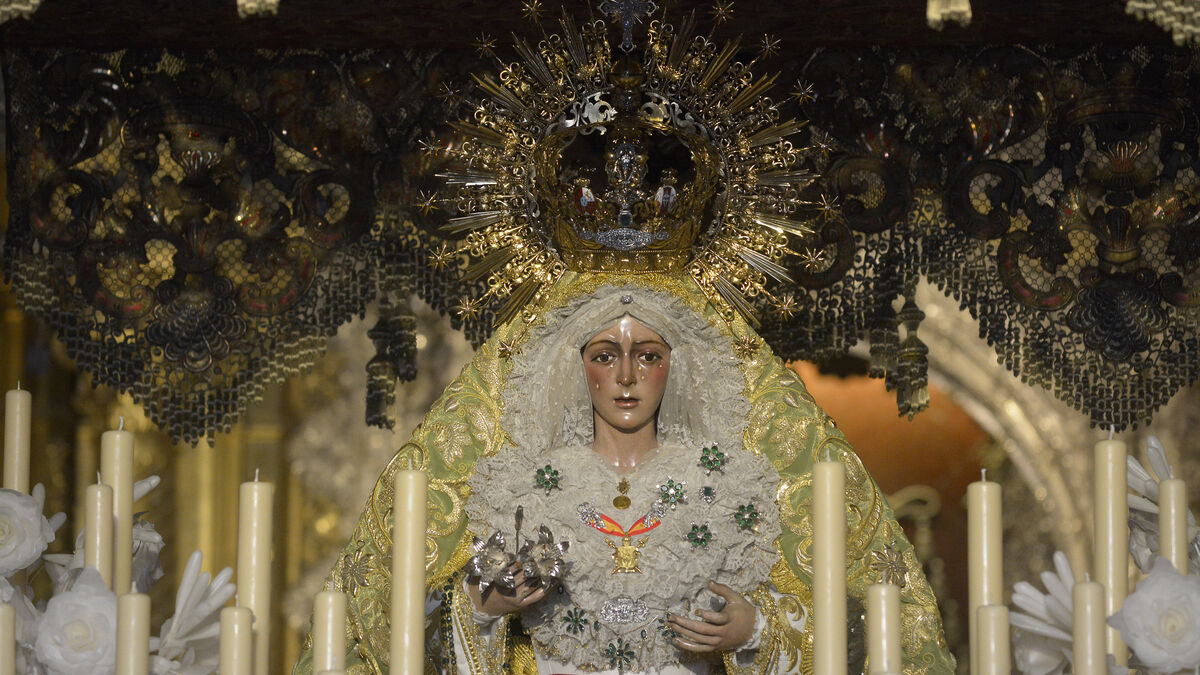 La Virgen de la Esperanza en su paso de palio.