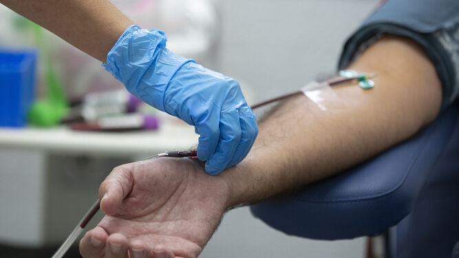 Un hombre dona sangre en un centro de salud
