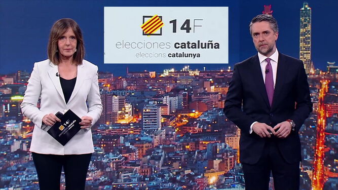 Ana Blanco y Carlos Fraganillo en el estreno del nuevo plató de los 'Telediarios' con motivo de la jornada electoral en Cataluña