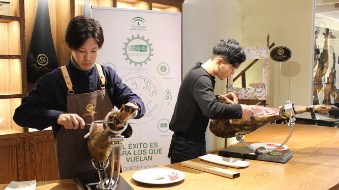 Dos chefs japoneses en un curso de corte en Cinco Jotas, en Jabugo