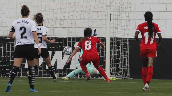 Claudia Pina remata el segundo gol del Sevilla Femenino ante el Valencia.
