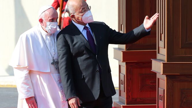 El presidente iraquí Barham Salih (d) recibe al papa Francisco, este viernes.