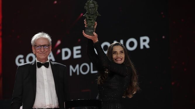 Ángela Molina, con su Goya de Honor, junto a Jaime Chávarri.