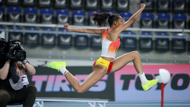 Ana Peleteiro, en uno de sus saltos en los campeonatos celebrados en Torun.