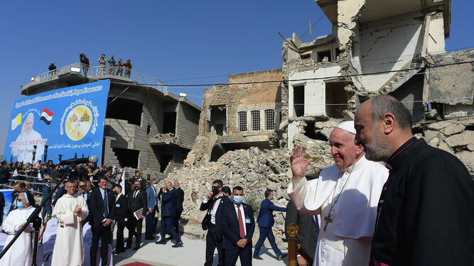 El papa Francisco en una plaza cerca de las ruinas de la Iglesia católica siríaca de la Inmaculada Concepción (al-Tahira-l-Kubra) este domingo en Mosul.