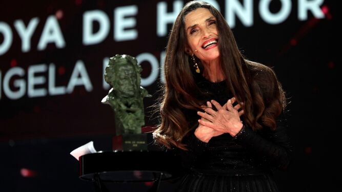 Ángela Molina, feliz tras recibir el Goya de Honor