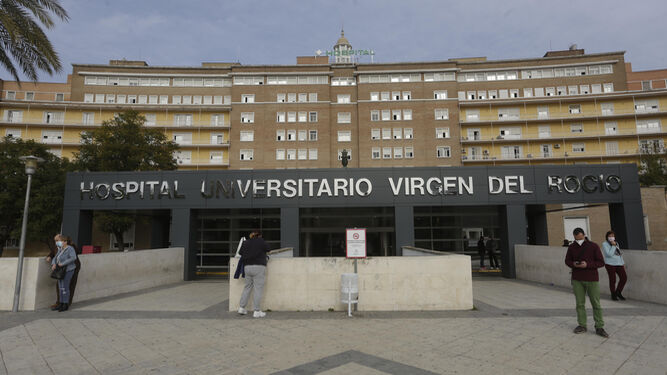 La explanada a las puertas del Hospital general del Virgen del Rocío.