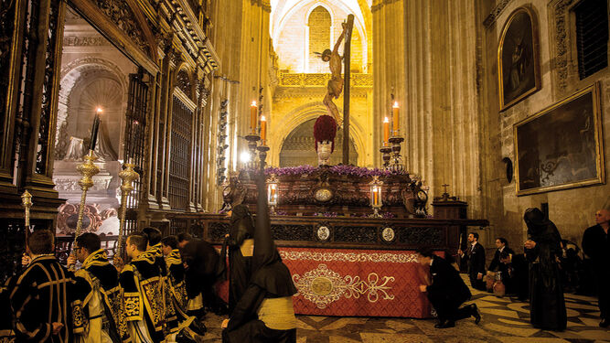 El Calvario frente a la capilla de la Virgen de los Reyes en la Catedral
