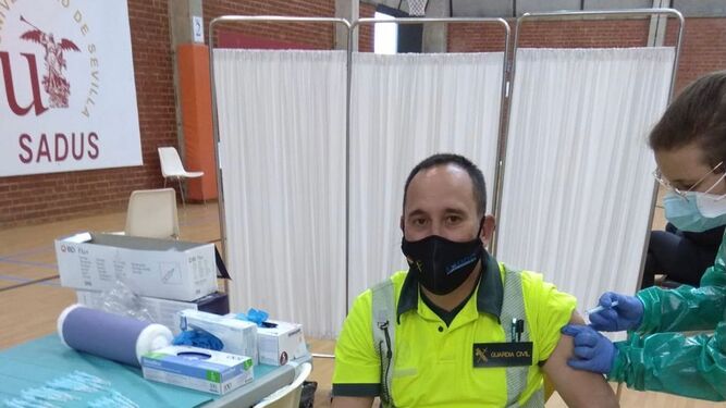 Un agente de la Guardia Civil es vacunado en Sevilla.