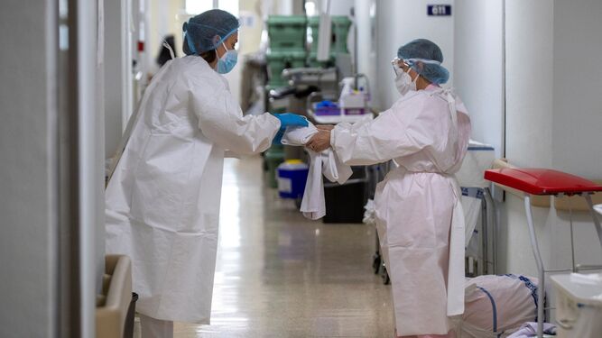 Personal sanitario protegido con EPIs en la planta covid  del Hospital Universitario de Álava.