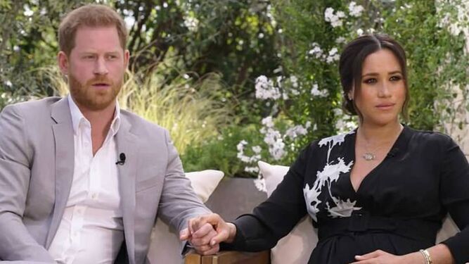 El príncipe Enrique con su esposa Meghan en su entrevista con Oprah Winfrey.