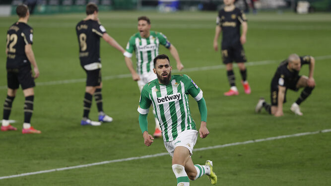 Borja Iglesias celebra eufórico el tercer gol del Betis.