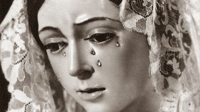 La Virgen de la Esperanza con mantilla en una fotografía de Pepe Garduño.