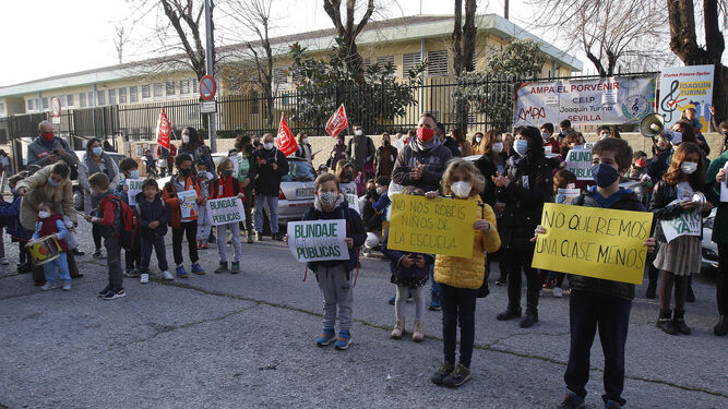 Protesta de las familias, alumnos y docentes por el cierre de una línea en el CEIP Joaquín Turina.