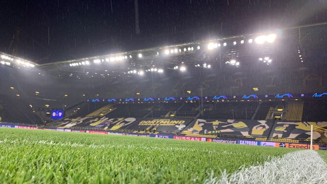 Imagen del imponente Westfalenstadion ofrecida por el Borussia Dortmund en su bienvenida.