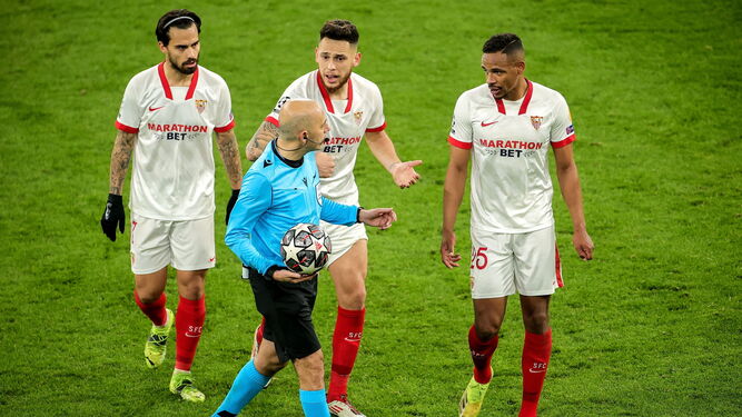 Los jugadores del Sevilla protestan la repetición del penalti a Çakir.