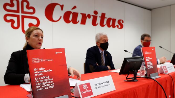 La secretaria general de Cáritas Española, Natalia Piero, y su presidente Manuel Bretón (centro) presentan los datos de actividad de la organización.