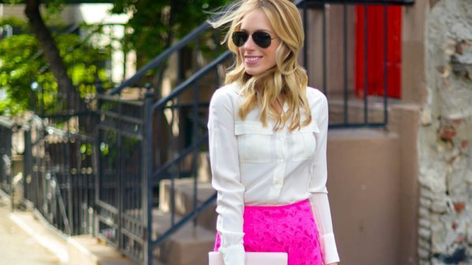 La falda blanca de Zara y la blusa rosa de Bershka son una combinación perfecta para conseguir un 'look' con mucho estilo esta primavera.