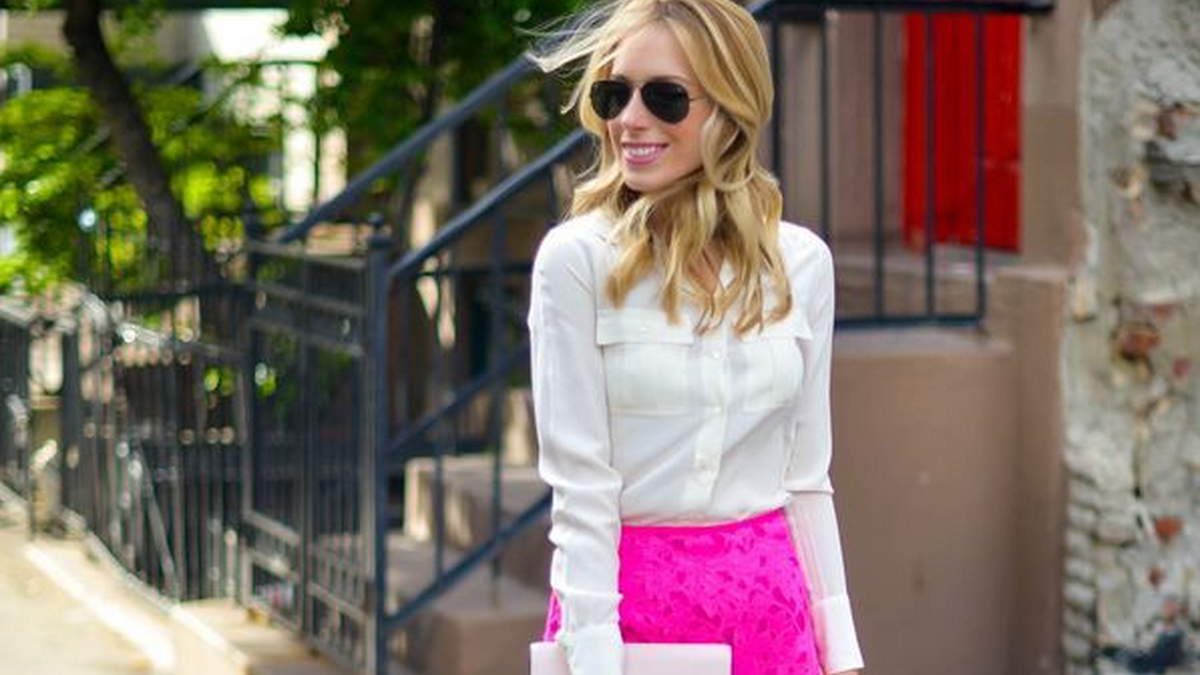 Falda blanca de Zara y blusa rosa Bershka, la unión dos básicos por menos de 30 euros es el 'look' definitivo primavera