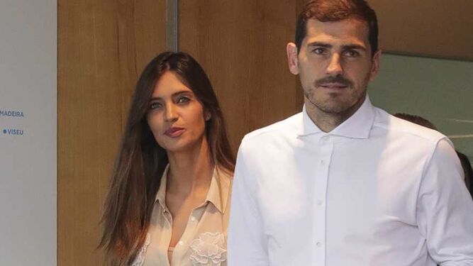 Sara Carbonero e Iker Casillas, saliendo del hospital en mayo de 2019 tras el infarto que sufrió él.