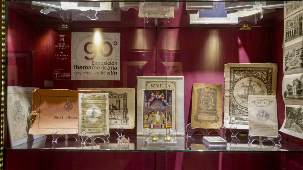 Folletos, guías y otros objetos expuestos en la vitrina del Museo del Turismo dentro del hotel Alfonso XIII.