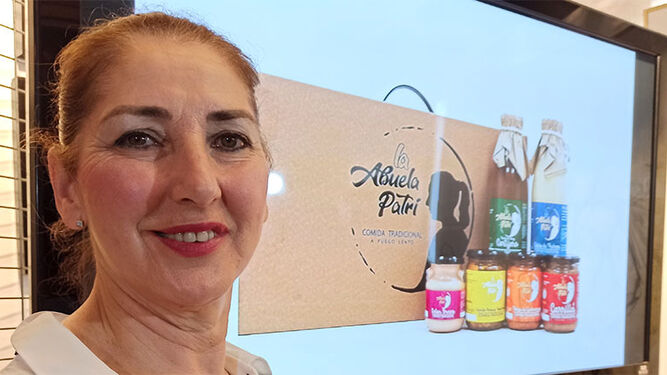 Patricia Ponce, la abuela Patri, junto a los productos que llevan su nombre.