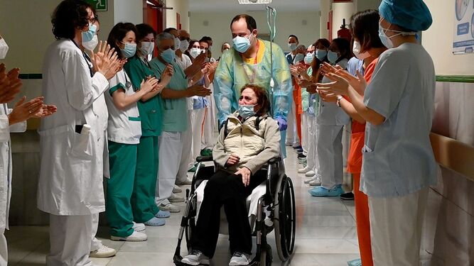 Sanitarios del Gregorio Marañón aplaudiendo a una paciente dada de alta tras diez meses ingresada por el Covid.