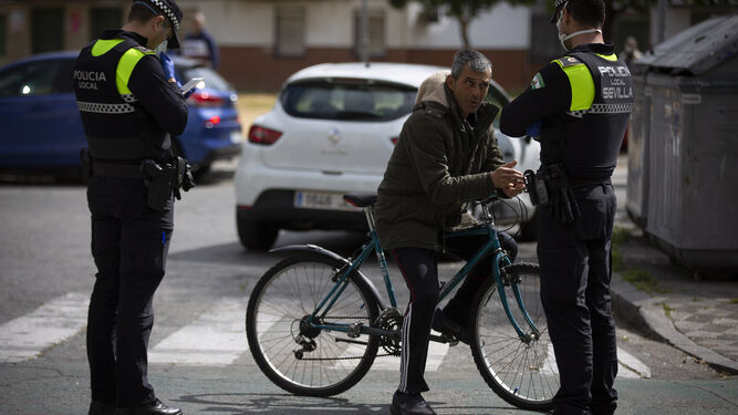 Policías locales de Sevilla, durante un control en el Polígono Norte.