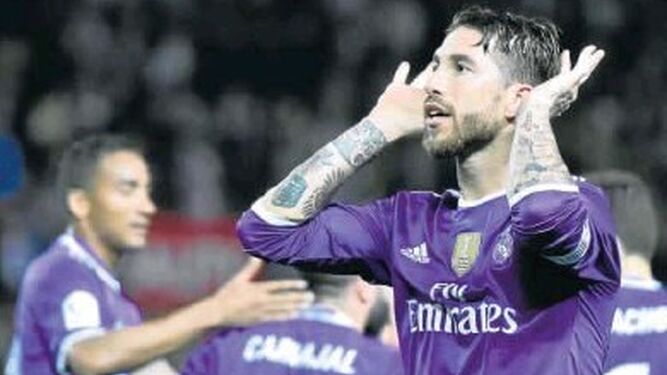 Sergio Ramos, haciendo un gesto que no gustó nada a la afición del Sevilla.