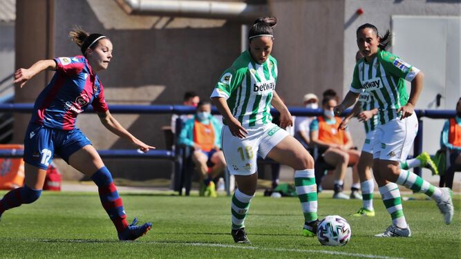 La goleadora Mari Paz conduce el balón con su pierna izquierda.