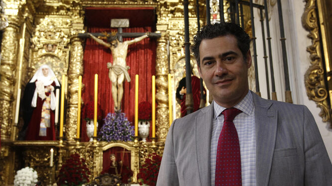 El director Pedro Vázquez en la parroquia de la Magdalena ante las imágenes de la Hermandad del Calvario.