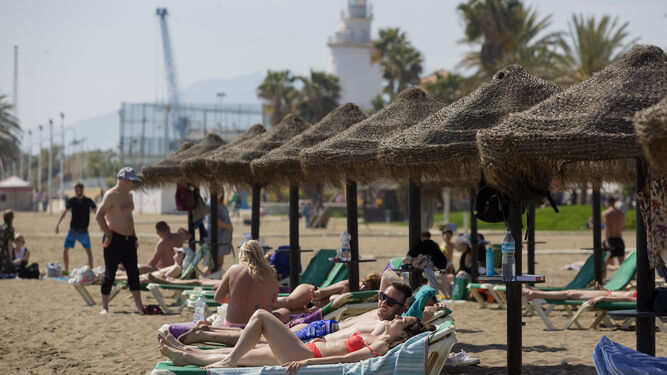 Ambiente en una de las playas de Málaga este domingo 14 de marzo.