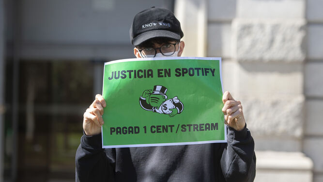 Una de las personas que han participado en la protesta ante la sede de Spotify.