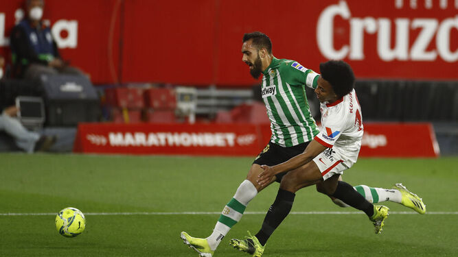 Borja Iglesias pugna en el área del Sevilla con Jules Koundé.