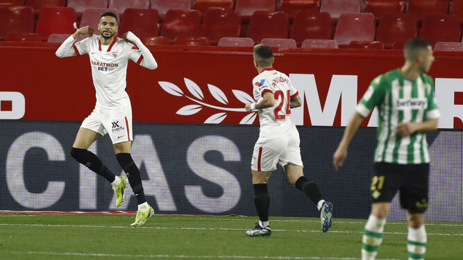 El marroquí celebra el gol mientras Papu corre a felicitarlo, con Guido desenfocado.