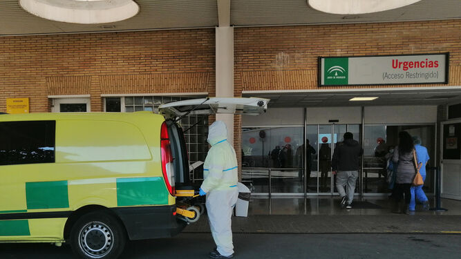 Un paciente llega en ambulancia a las Urgencias del Hospital Virgen del Rocío.