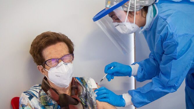 Una mujer recibe la vacuna contra el coronavirus en La Rioja.