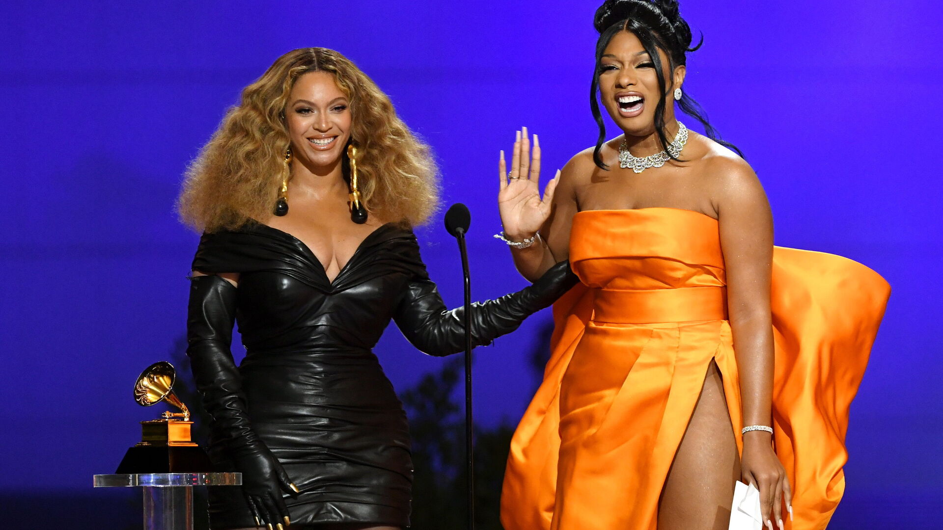 Beyonce, de cuero negro de Schiaparelli, y  la rapera Megan Thee Stallion, de azafr&aacute;n