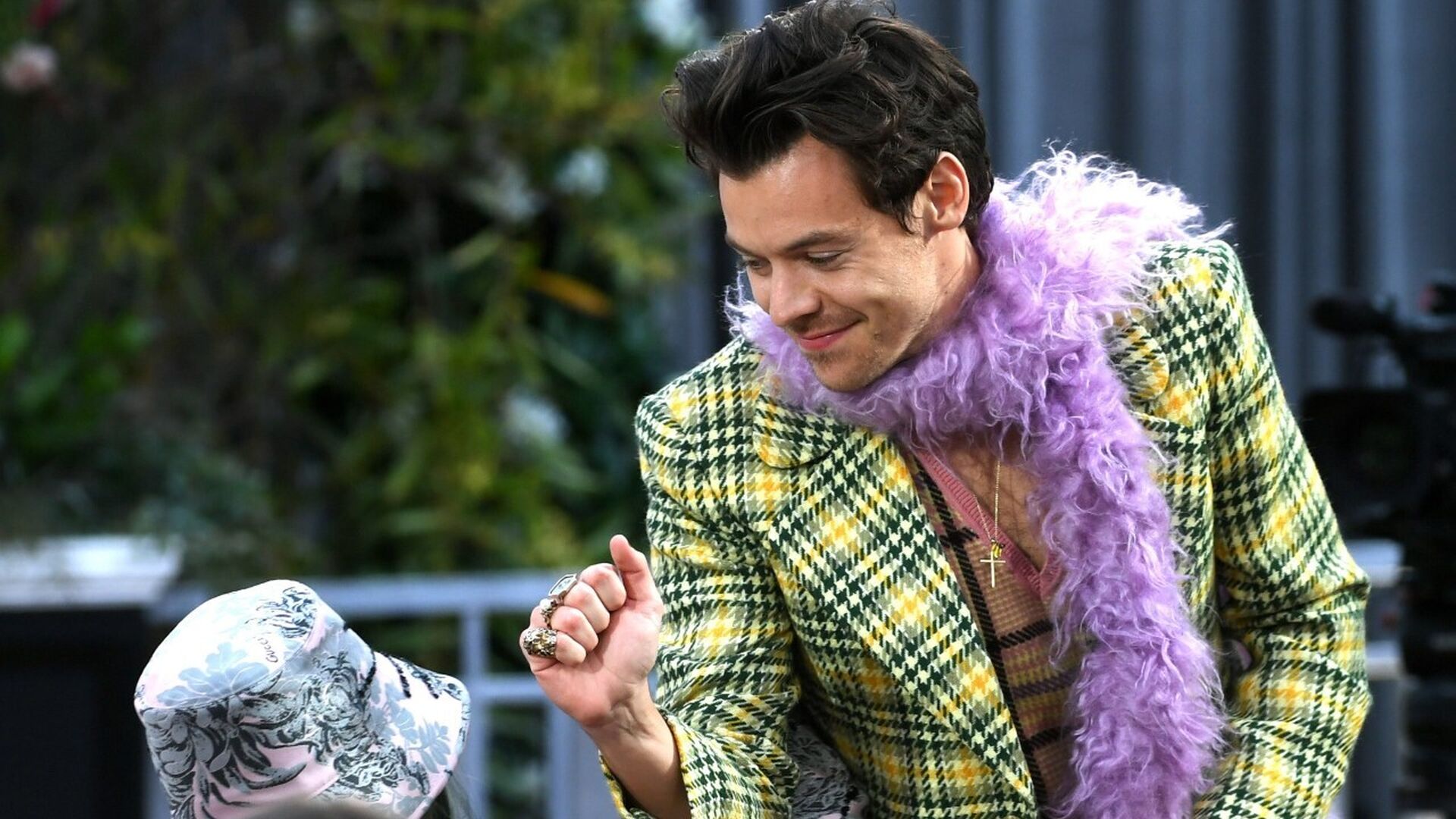Harry Styles con un traje de colores llamativos de Gucci