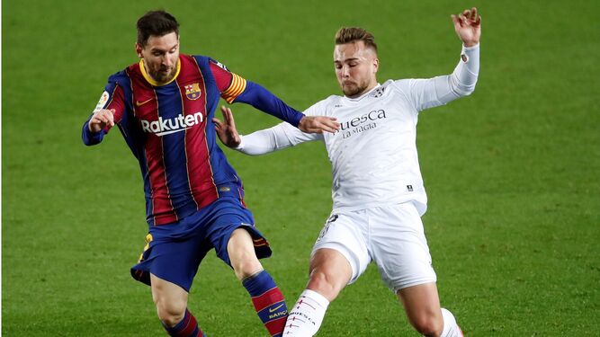 Messi disputa el balón a Javi Ontiveros