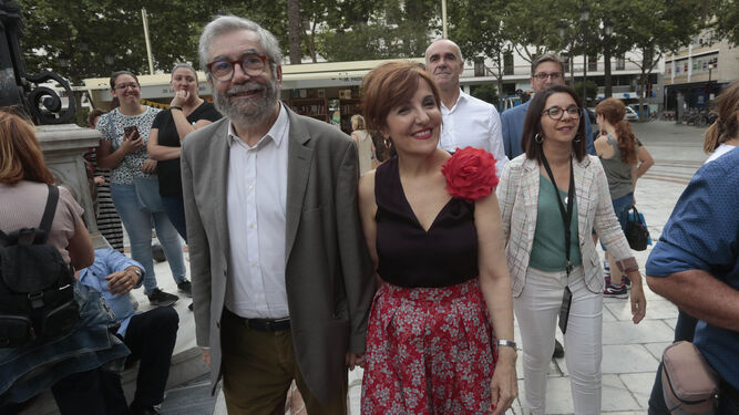 Elvira Lindo junto a su marido Antonio Muñoz Molina antes de ofrecer el pregón inaugural de la Feria del Libro de Sevilla de 2019.